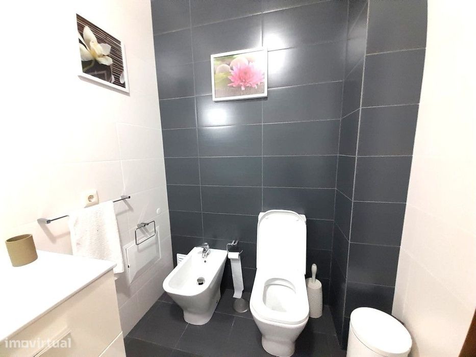 Apartamento T2 para arrendar ao ano, condomínio com piscina e lugar...