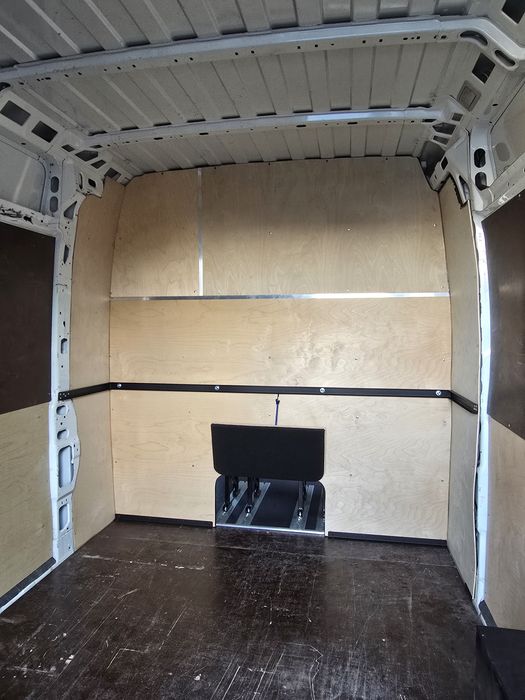 Zabudowa busa Crafter Fotele do busa montaż foteli homologacja do busa