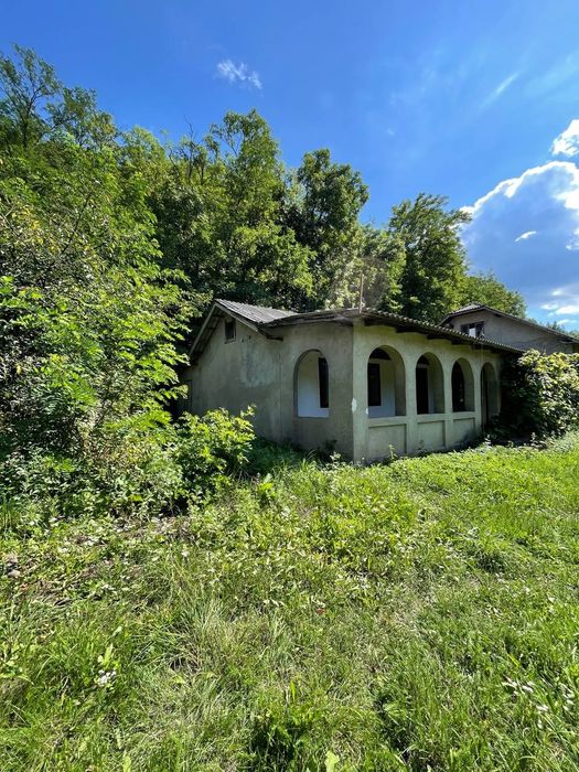 Будинок Незвисько, 18с.землі