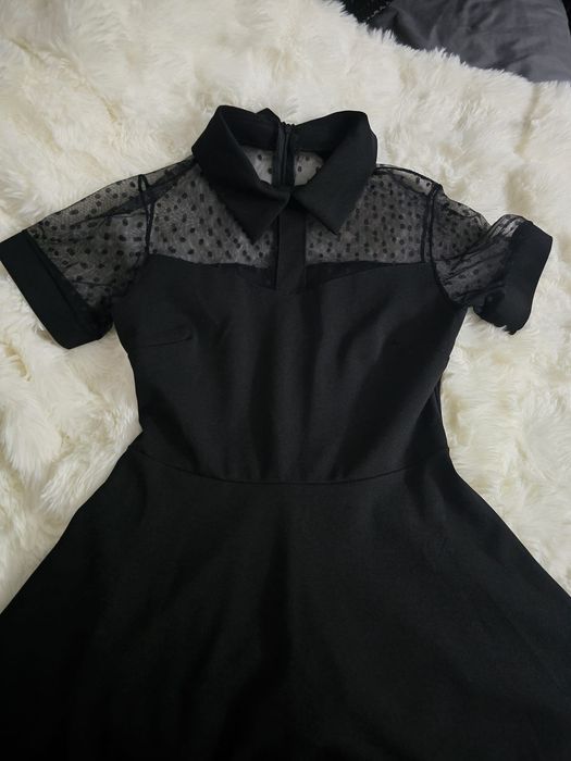 Várias peças de roupa em bom estado