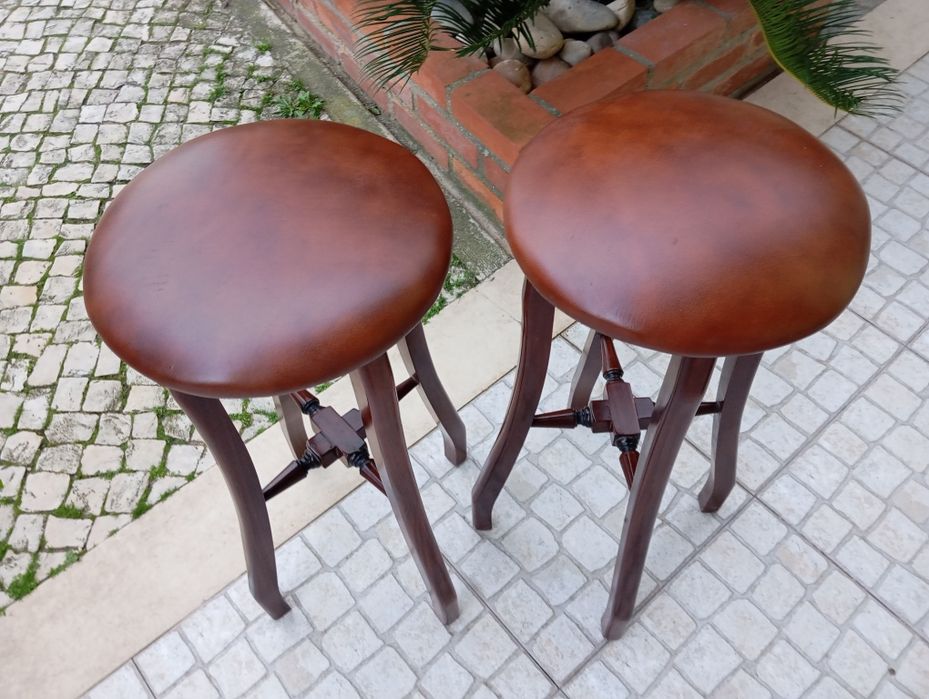 Bancos em mogno com almofada .