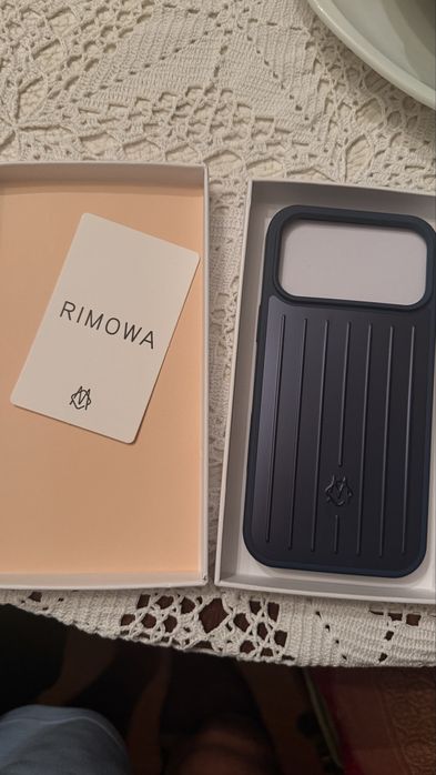 Capa RIMOWA Azul-Escura para iPhone 17 Pro Max – Nova