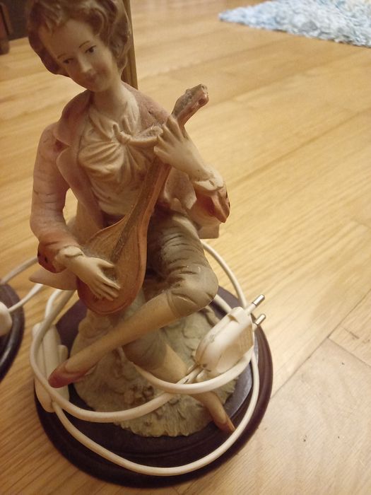 Par de candeeiros em bom estado