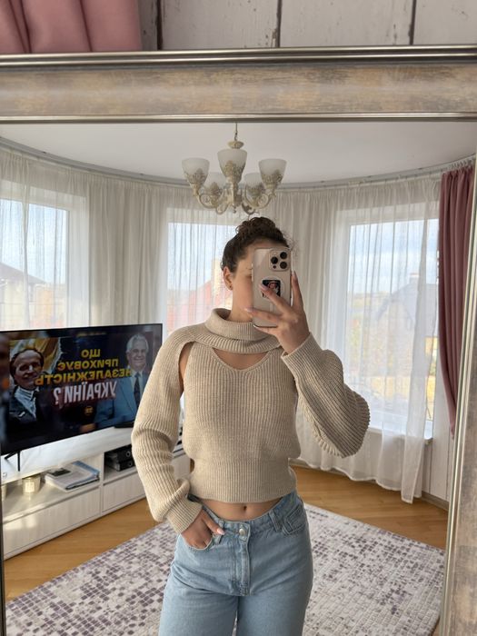 Кофта вʼязана з двох частин