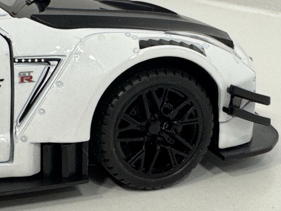 GTR tamanho 1:24. Acende luzes. Lindissimo