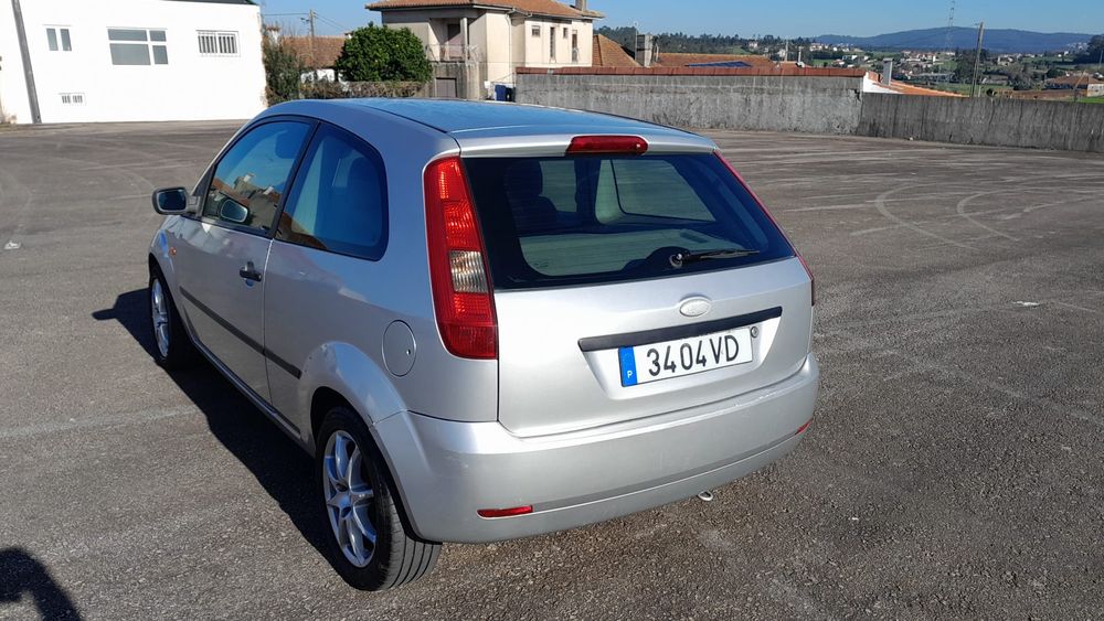 Automóvel comercial 2 lugares Ford fiesta a gasóleo de 2 003