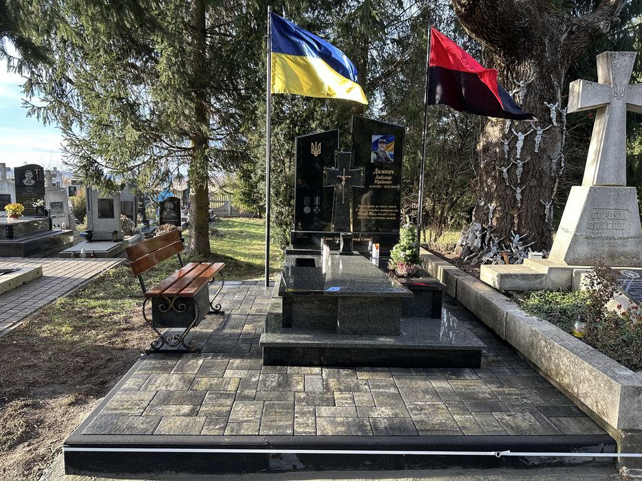 Укладання бруківки біля памятників.