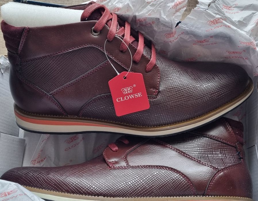 Estas botas estão-me apertadas por isso me estou a desfazer delas