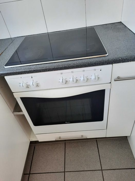 Єлектро плита , вбудована, ціла, в робочому стані. Whirlpool АКМ608