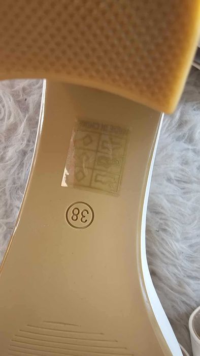 Białe sandały na słupku wesele