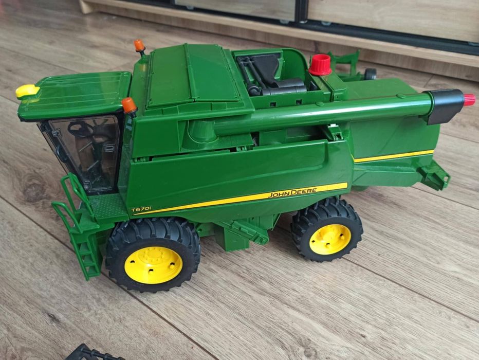 Kombajn zabawka John Deere Bruder