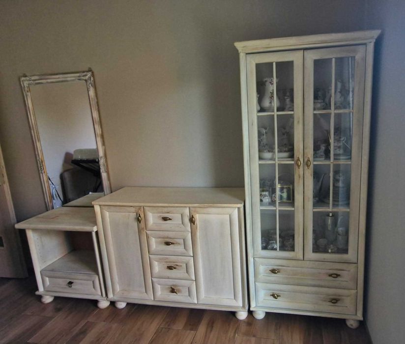 Zestaw mebli 3 elementy: witryna, komoda, półka.