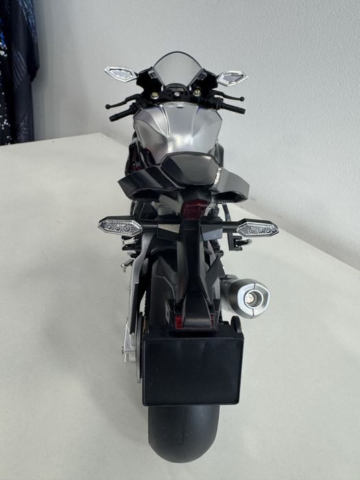 Yamaha MR1. fumo, luzes, trabalha. Tamanho 1:6