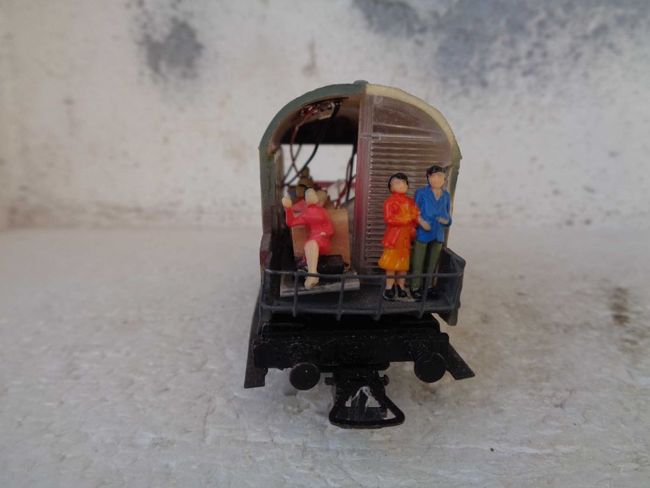 1:87 PIKO Vagão transformado de passageiros com personagens