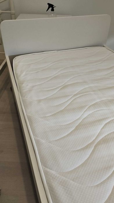 Cama branca, estrado e  possibilidade de colchao