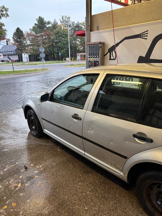 Volkswagen Golf 1.6 MPI 105 KM 2002r.