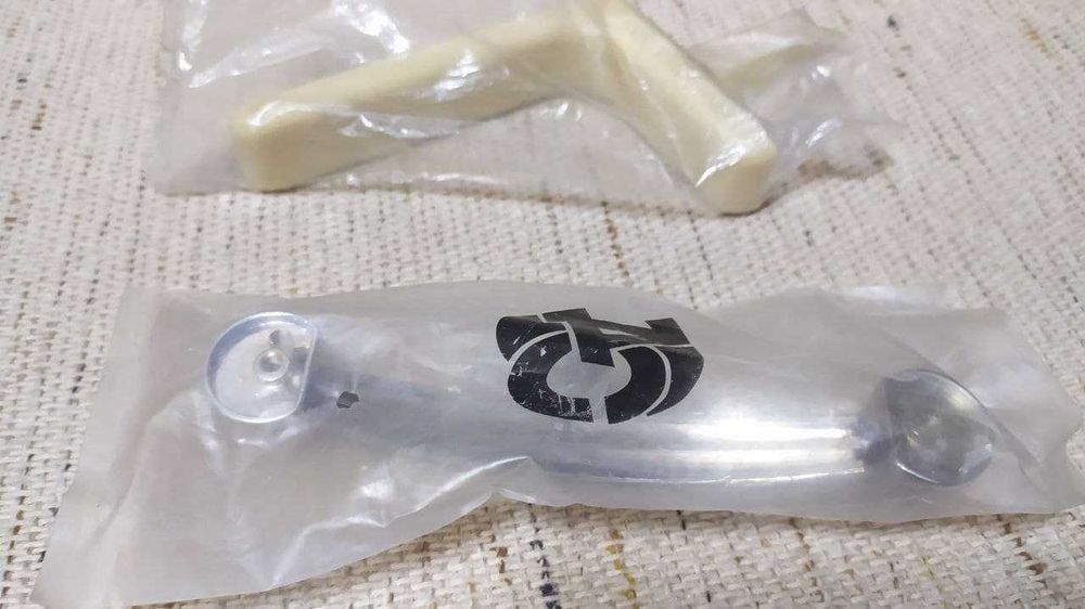 Ручка мебельная Уголок под полку молочного цвета