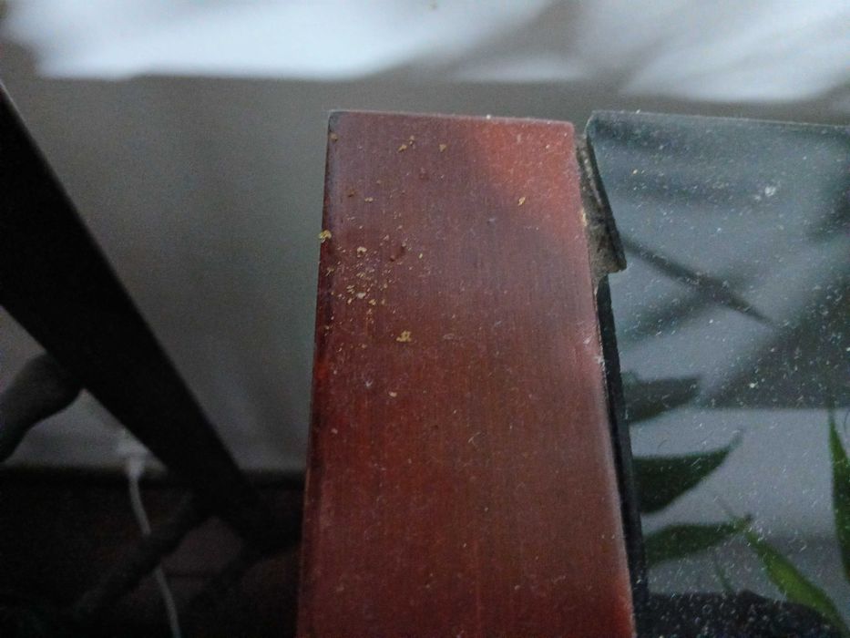 aparador em madeira castanho wengué com tampo em vidro