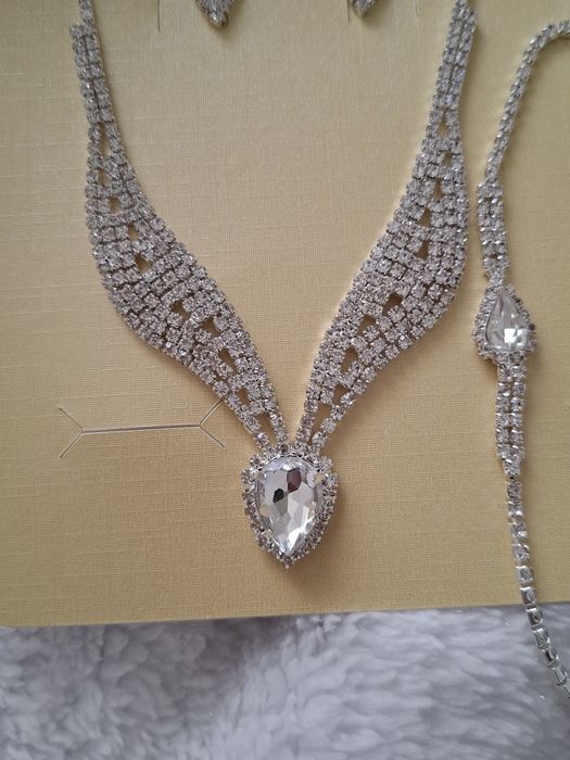 Conjunto colar, brincos e pulseira