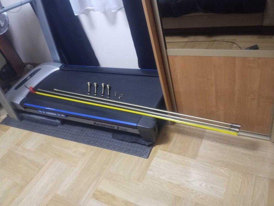 Złote karnisze metalowe oraz żabki