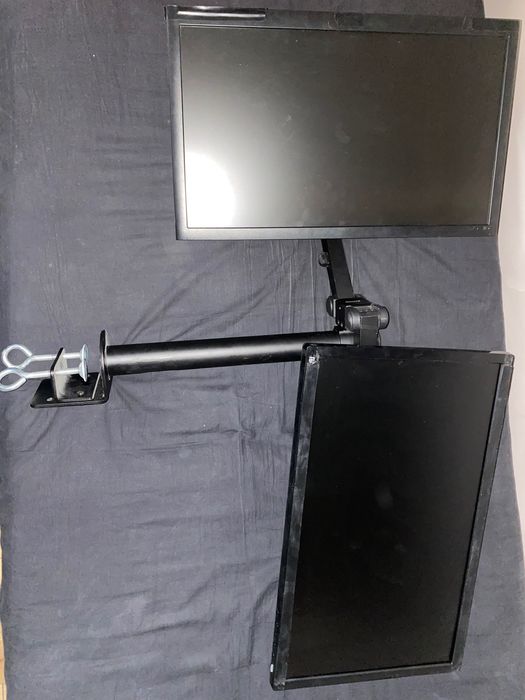 Komputer Intel i7  z dwoma monitorami