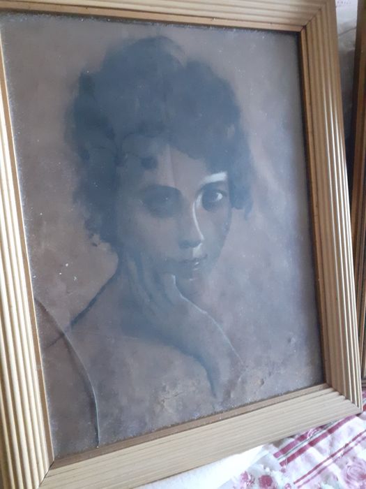 Quadros centenários emoldurados com retratos desenhados a carvão