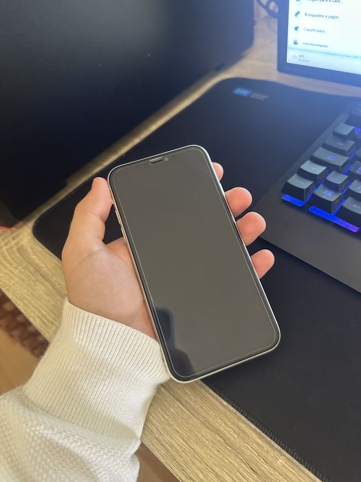 Iphone 11 impecavel com bateria a 100%