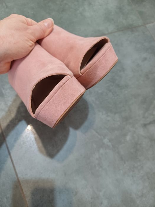 Zamszowe buty damskie na koturnie H&M r. 38