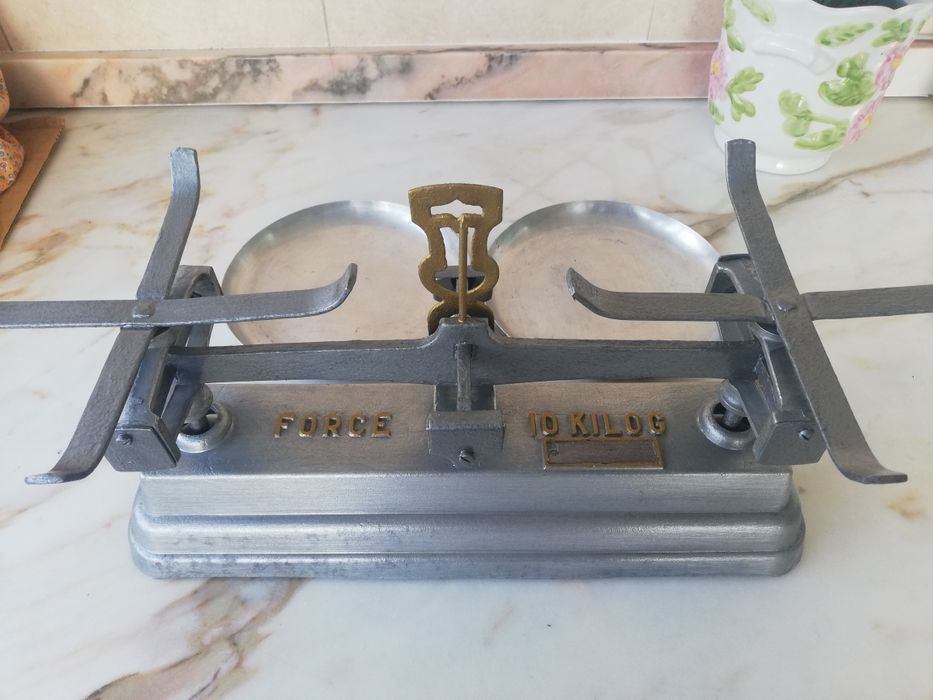 Balança antiga com base em Alumínio fundido.