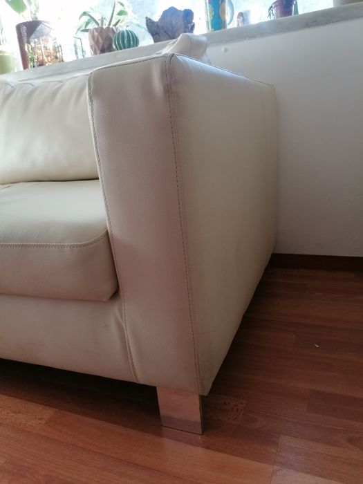 Sofá em napa bege