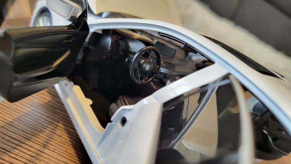 samochód Bmw G30 Lift 1:18 NOWY wszystkie elementy otwierane
