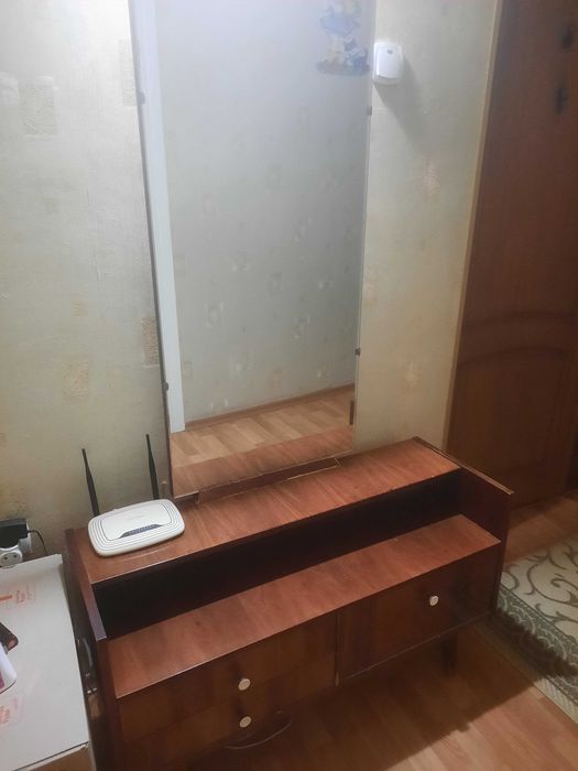 Трюмо з дзеркалом