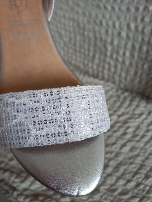 Красивые нарядные новые кожаные босоножки ИСПАНИЯ.