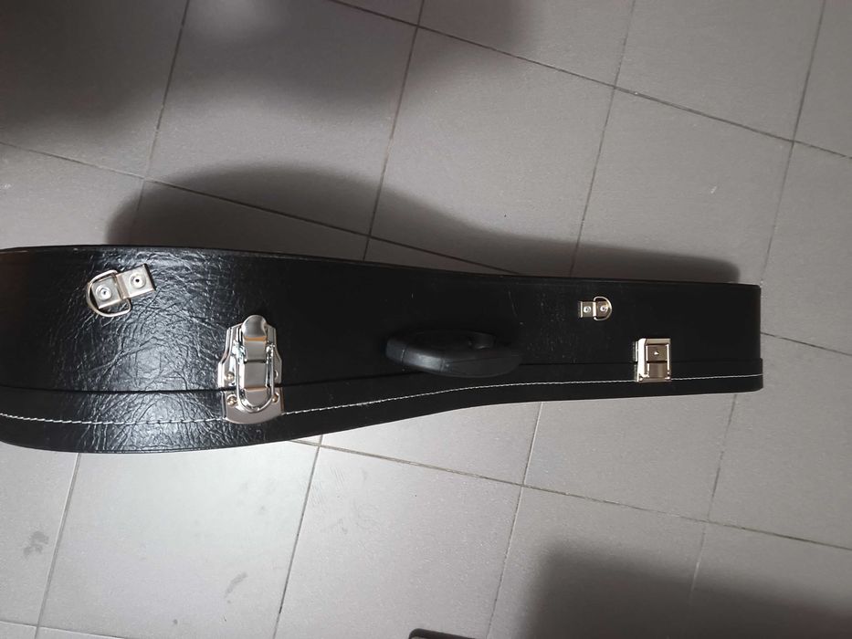 Estojo de guitarra portuguesa de fado.