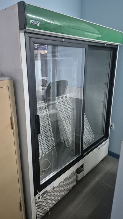 Холодильна вітрина COLD