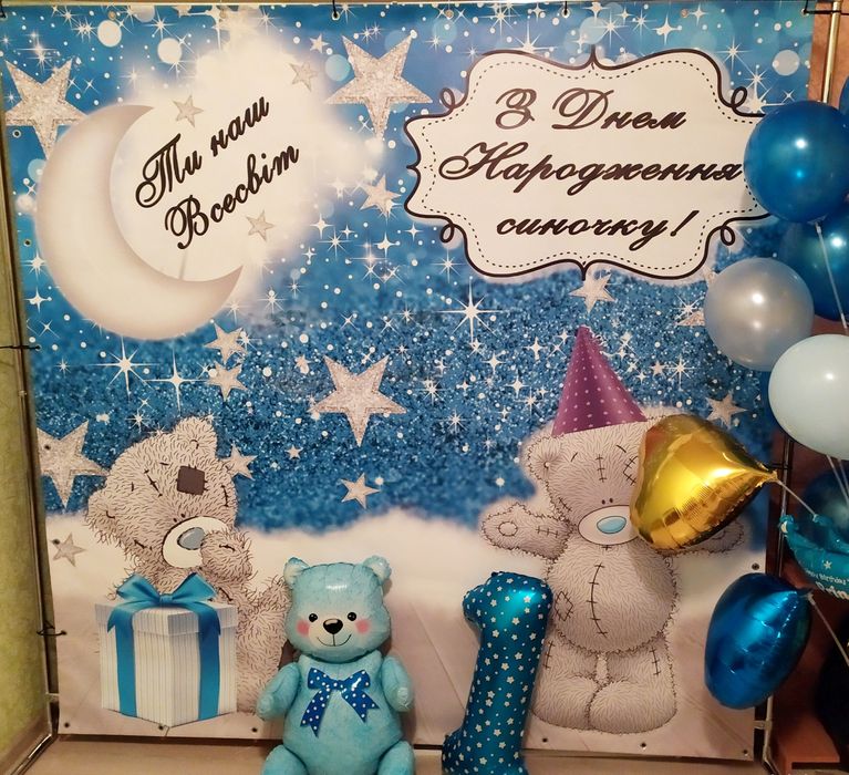 Є чотири банери.Банер "Мафія", фотозона, каркас