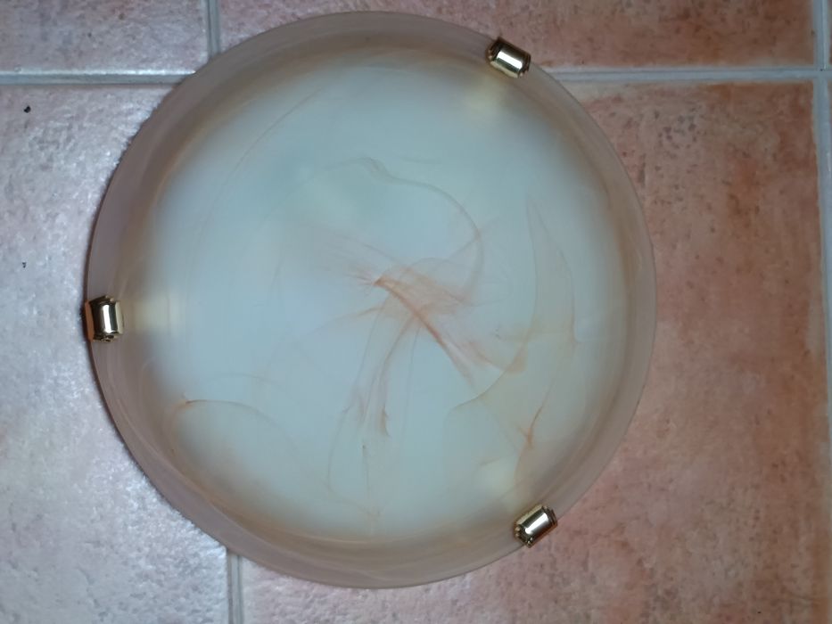 Candeeiro de teto em tons castanhos