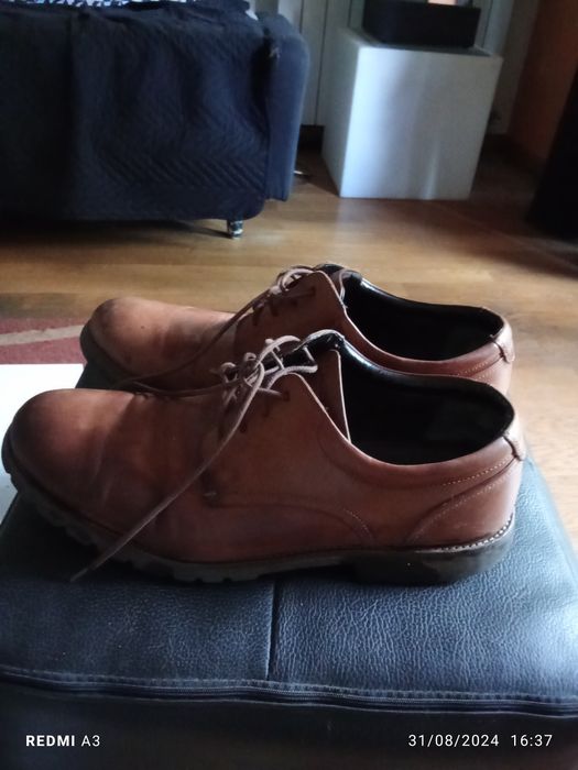 Sapatos homem em bom estado