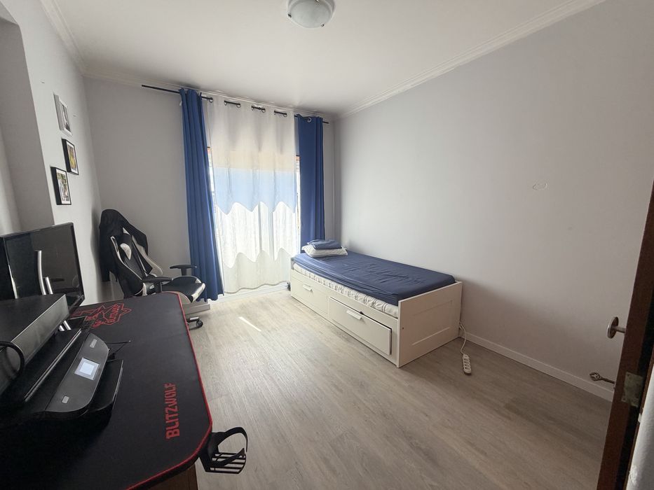 Alugo quarto 11m2 Rio de Mouro