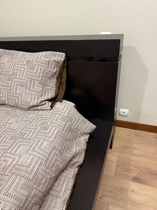 Cama de casal com estrado elevatório