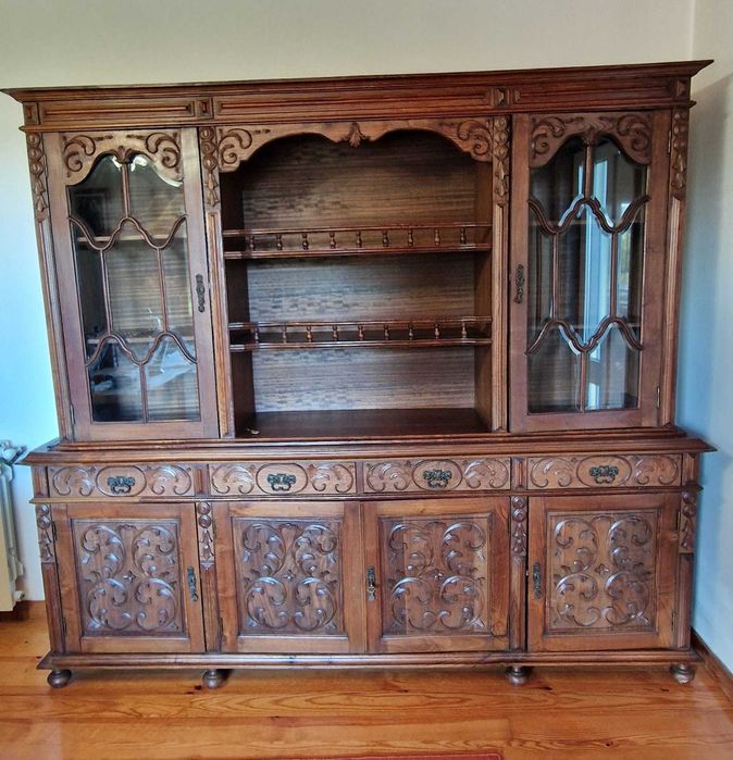 Cristaleira Antiga em Madeira – Excelente Estado (Negociável)