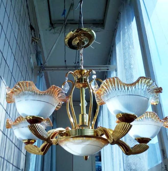 Люстра, цветное стекло, с подвесками, 6 ламп , отл.состояние