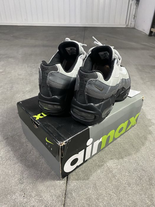 Nike Air Max 95 - black and gray