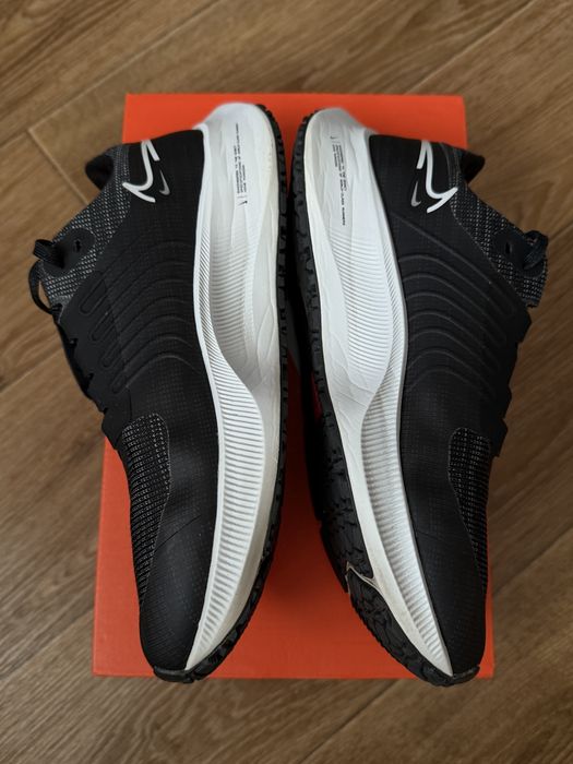 Nike pegasus shield (40.5)