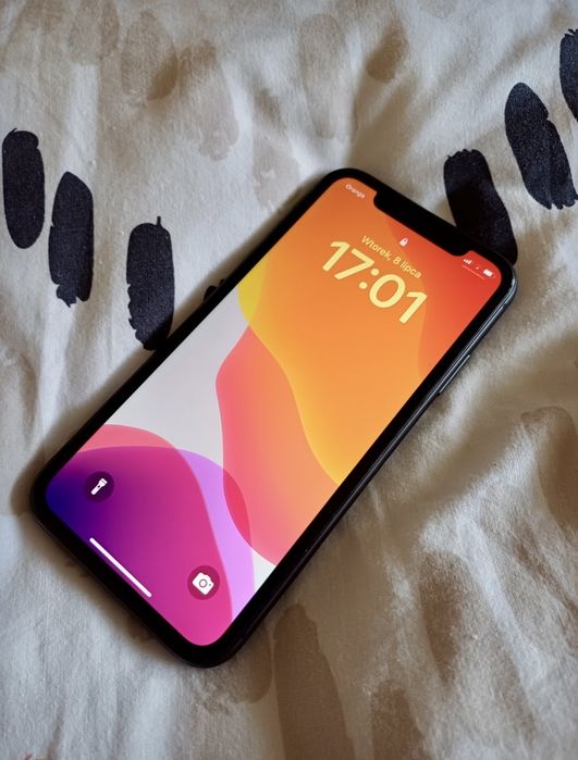 Iphone11 128gb czarny z etui i ładowarką, oryginalne pudełko