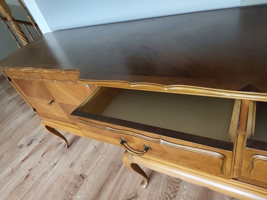 Klasyczna drewniana komoda