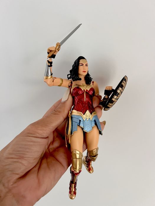 Figura Wonder Woman DC – articulada – completa com caixa