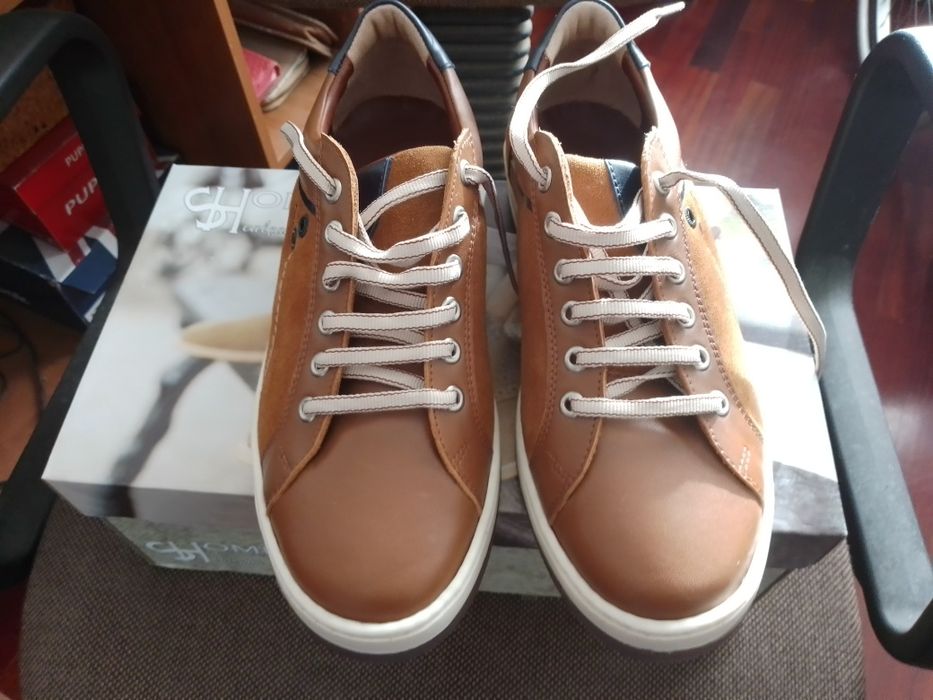 Dois pares de sapatilhas