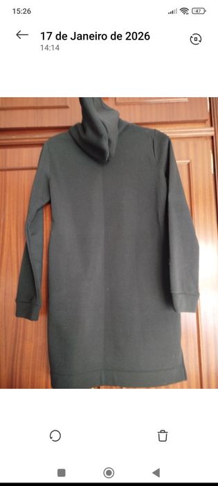 Vestido manga comprida com carapuço e cardado