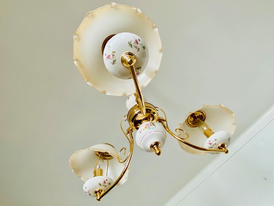 Candeeiro de teto com porcelana